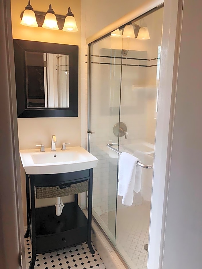 Seaside Laguna Inn & Suites