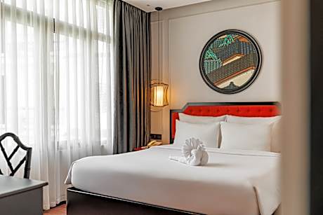 Suite Balcony with Pool View or City view