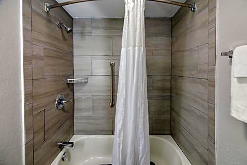 Emerald Coast Inn & Suites
