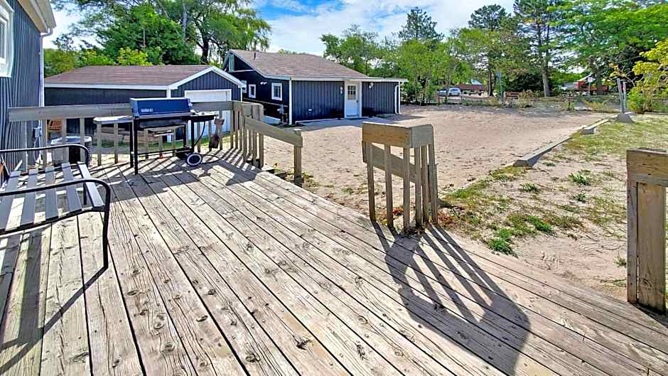 Main Beach River Retreat - Wasaga Beach 1 - Main Strip - 93 Mosley St