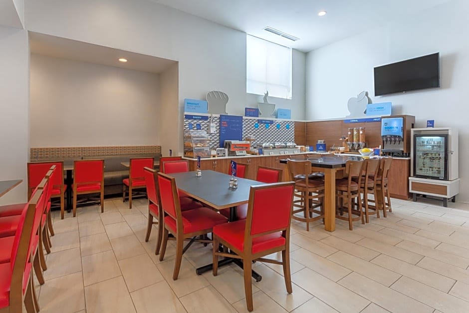Holiday Inn Express LaGuardia Airport By IHG