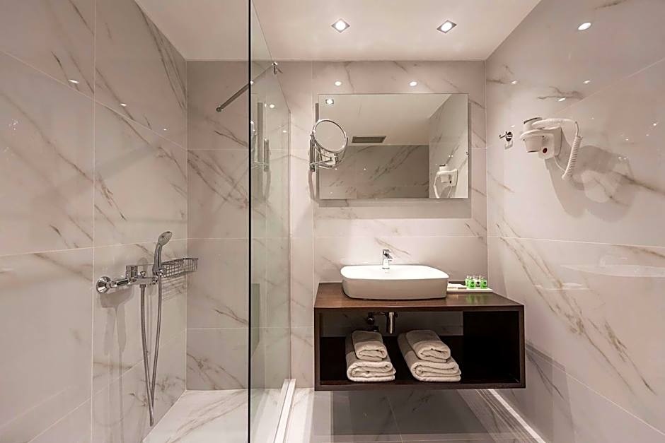 Best Western Plus Embassy Hotel