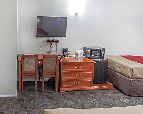 Queen Room with Two Queen Beds and One Single - Non-Smoking