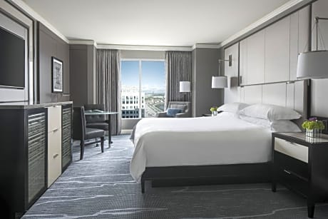 King Room with Adapted Tub - Mobility Accessible