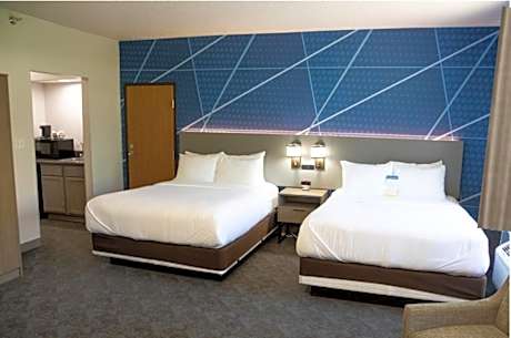 Queen Suite with Three Queen Beds - Non Smoking