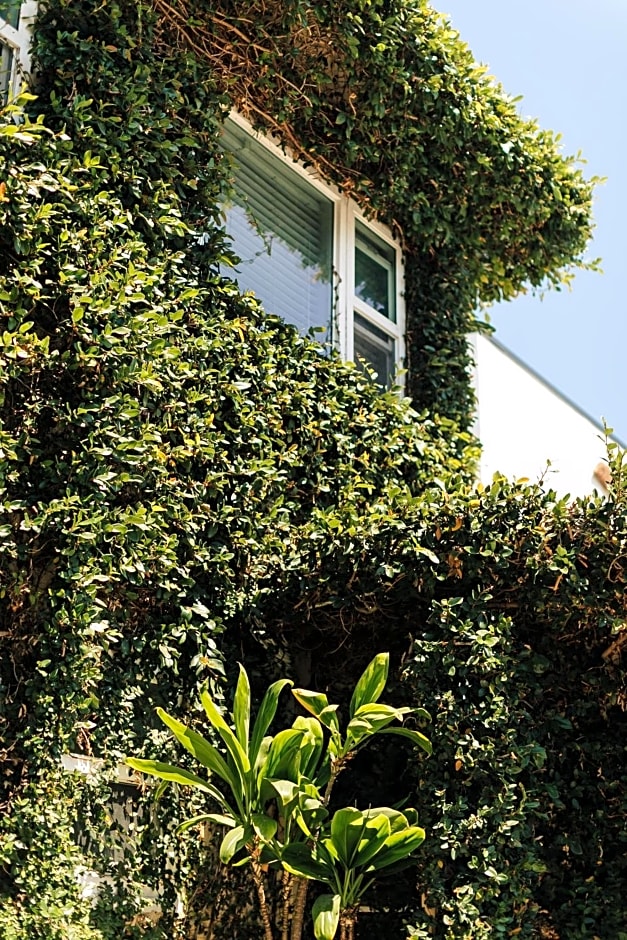 Seaside Laguna Inn & Suites