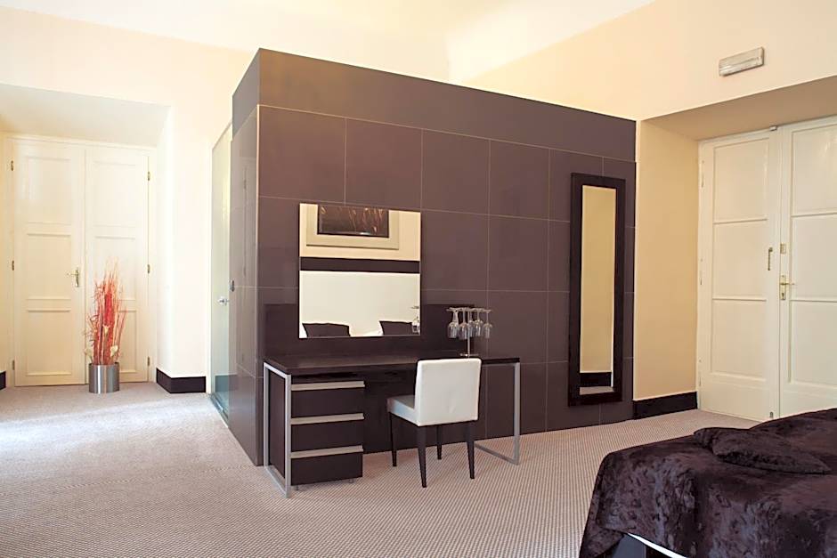 Old Town Square Residence by Emblem