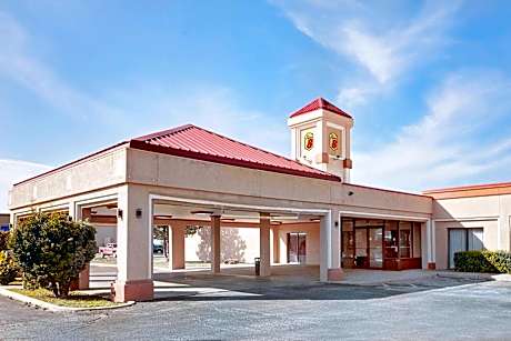 Super 8 by Wyndham Plainview