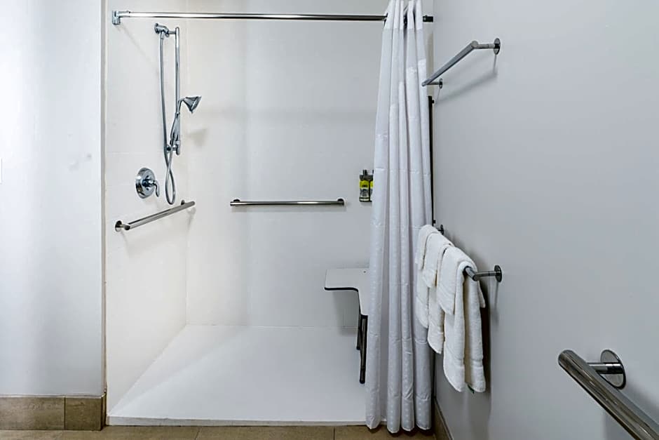 Holiday Inn Express and Suites Lake Havasu London Bridge By IHG