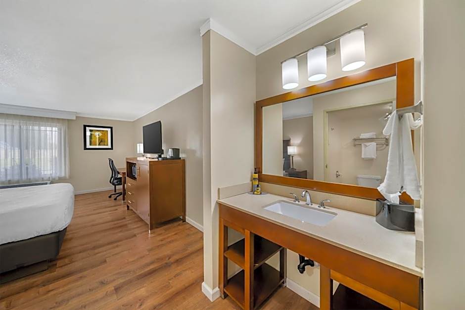 Best Western Plus Northwoods Inn