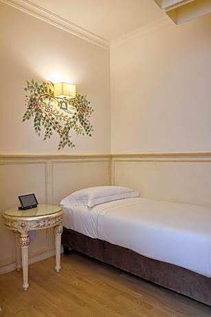 Deluxe Family Room in Dependance
