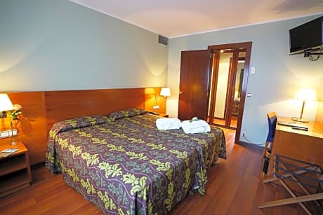 DOUBLE ROOM (2 ADULTS)