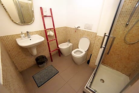 Bed in 4-Bed Mixed Dormitory Room with Shared Bathroom