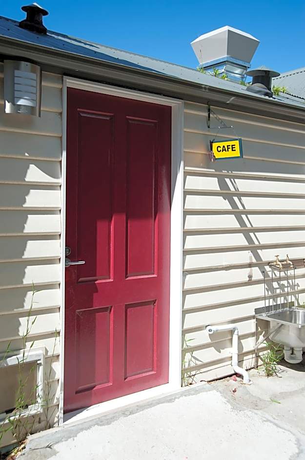 Lowena Cafe and Accommodation