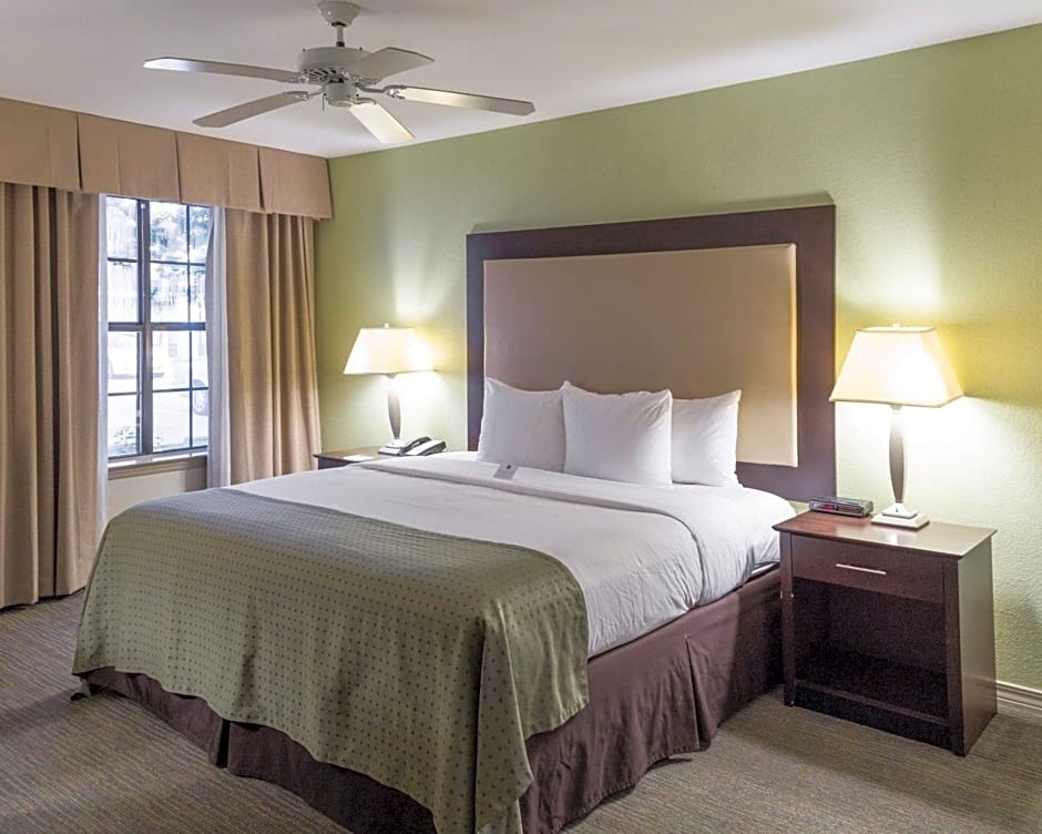 Clarion Inn & Suites Conference Center