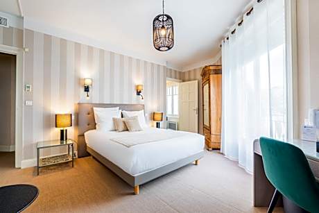 1 Queen Bed Non-Smoking Superior Room Sea View