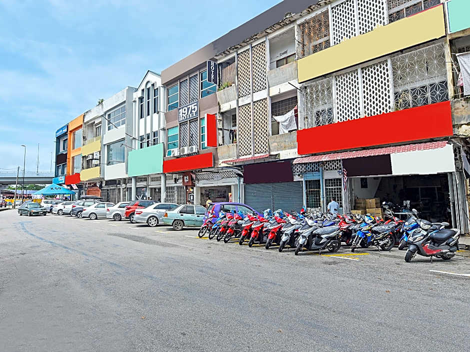 OYO 90662 The 1975 Hotel