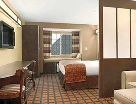 Queen Studio Suite - Non-Smoking