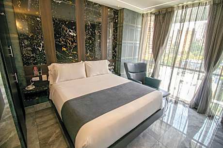 4-Bedroom penthouse with jacuzzi on the balcony