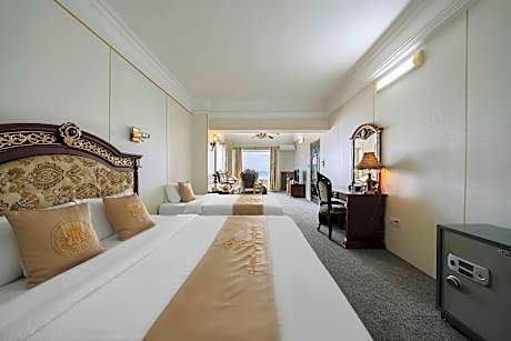 Executive 1 Bedroom Family Suite with Living Room