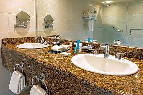 1 King Bed 2 Queen Beds Suite Nonsmoking