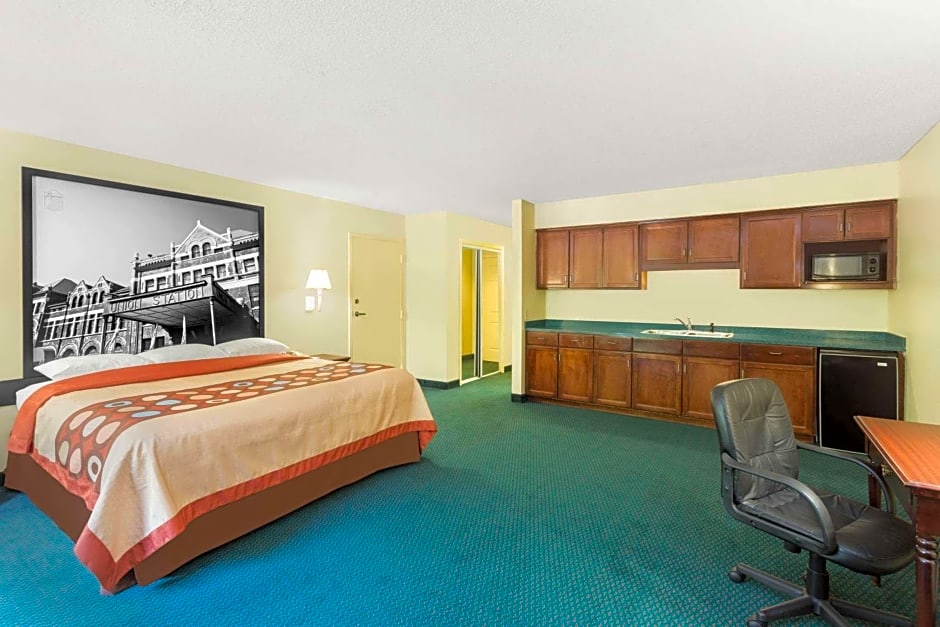 Super 8 by Wyndham Montgomery I-65