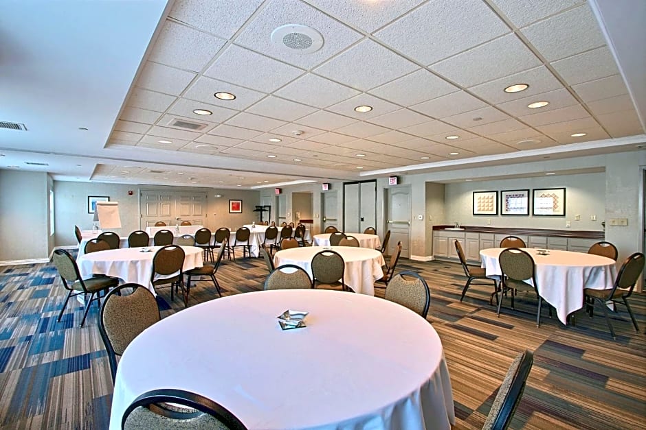 Holiday Inn Express Hotel & Suites Milwaukee Airport by IHG