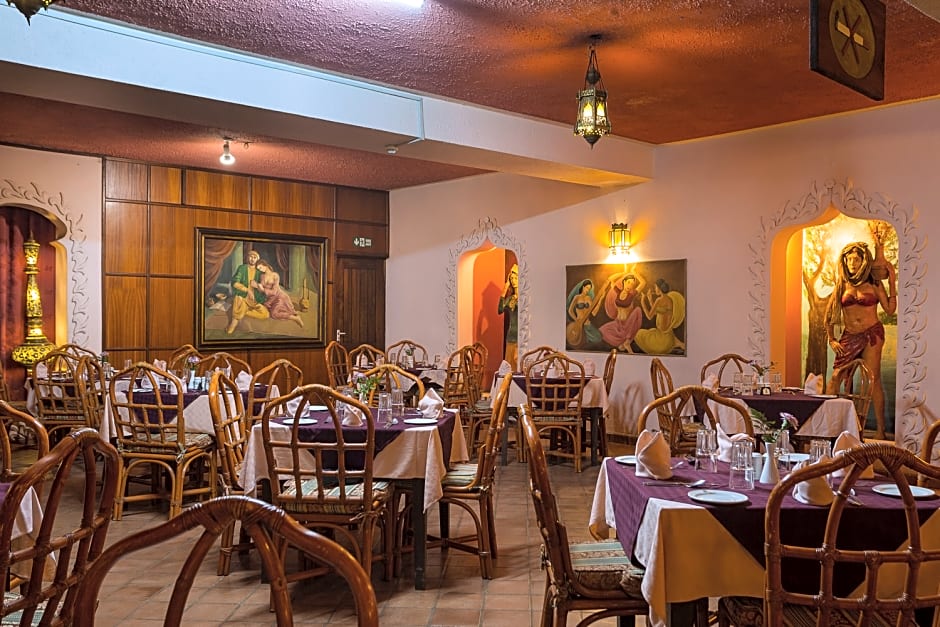 Travellers Beach Hotel & Club