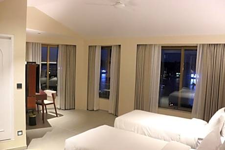 Premium Riverview Twin Room