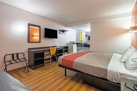 Deluxe King Room - Non-Smoking