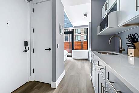 Deluxe Queen Suite, Balcony- Non-Smoking