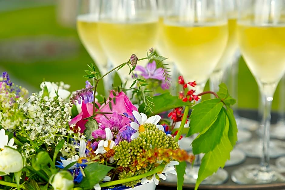 SCHLOSS RANZOW - kleines Romantik Hotel - Wellness - Golfplatz - Hochzeiten & Feiern