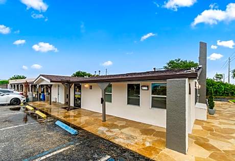 Super 8 by Wyndham Lantana West Palm Beach