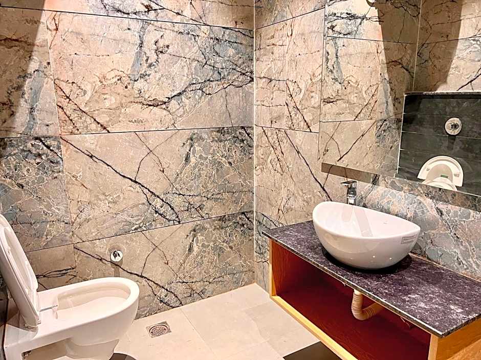 Hotel Brooklyn Suites - Near Golden Temple