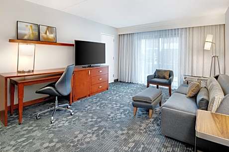 One-Bedroom King Suite with Sofa Bed, Transfer Shower and Courtyard View - Mobility and Hearing Accessible