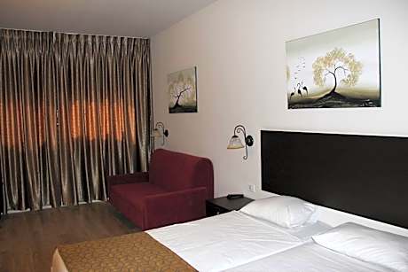 Family Room (2 Adults + 2 Children)