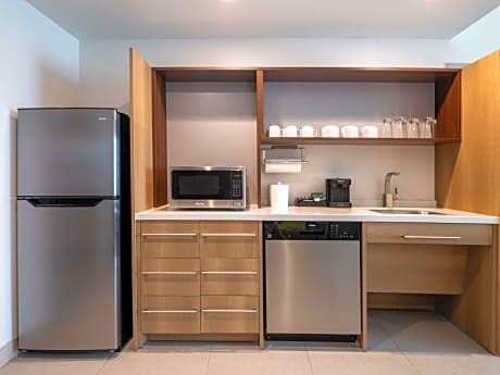 2Queen Mobility Accessible Tub Studio Suite