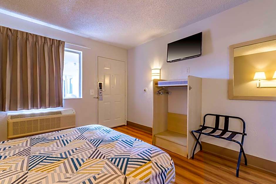 Motel 6 Hayward, CA- Silicon Valley Gateway