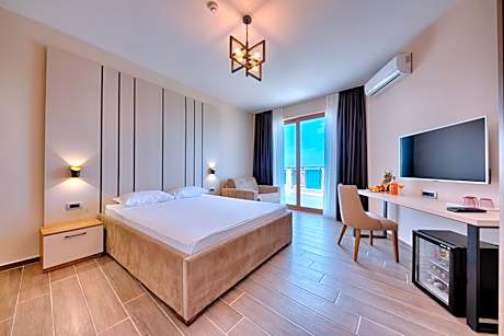 Superior Double Room with Balcony and Sea View