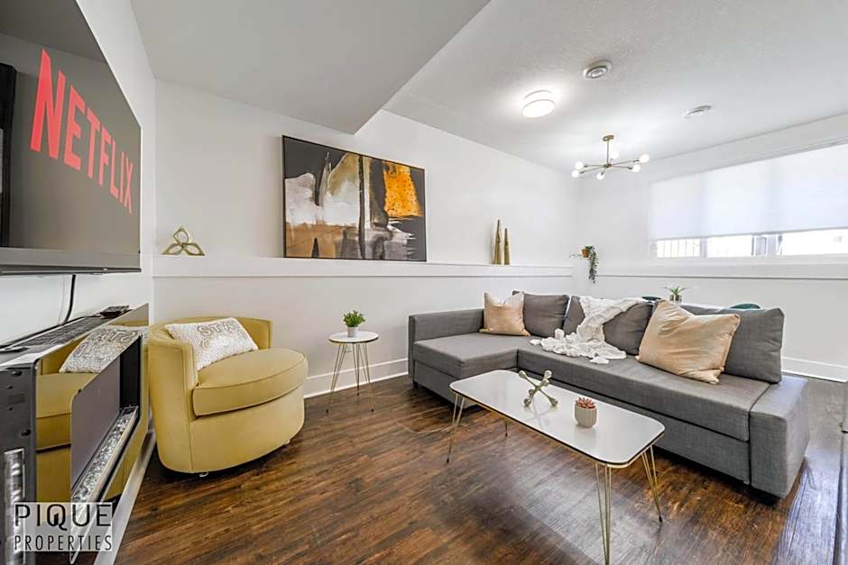 Tropical Oasis - King Beds - Free Netflix & Parking - Fast Wi-Fi