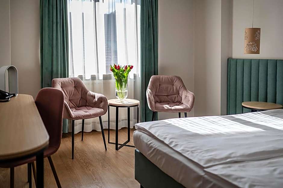 Hotel H12