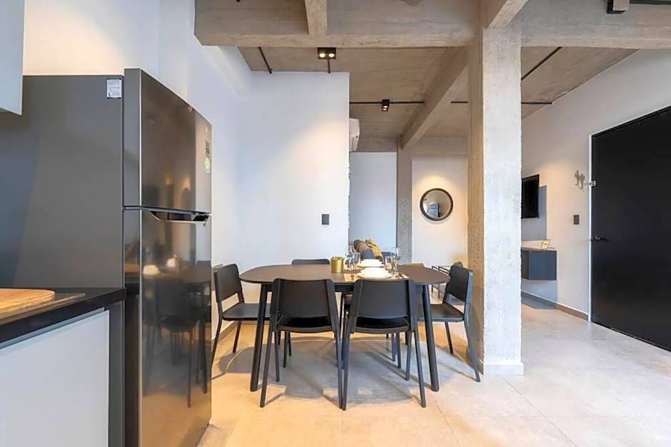 P601 Amazing Rooftop 2Bdrm 2bath Apt AC