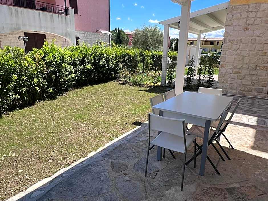 Casa Antia, nuovo bilocale con giardino in Residence con piscina