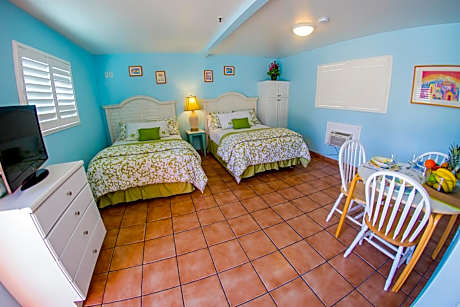 Queen Room with Two Queen Beds and Kitchenette