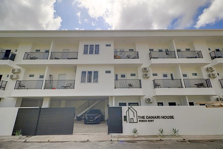 OYO Life 92854 The Danari House