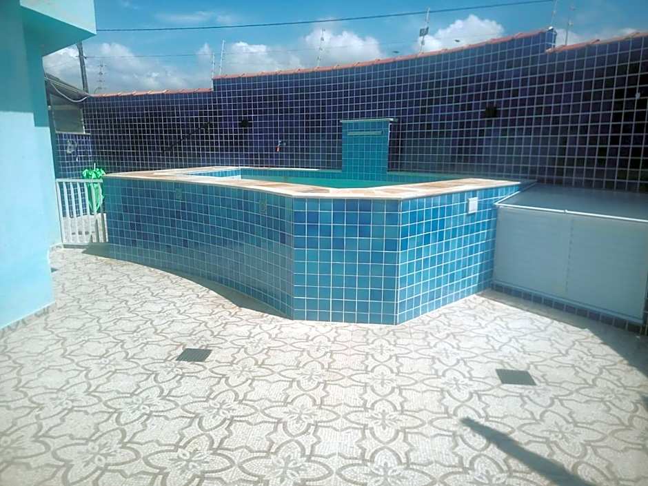Casa com piscina , churrasqueira, Wi-Fi, em rua de Areia à 1km da praia, bairro sussegado, proíbido uso de som extremamente alto ideal para descansar