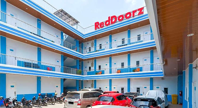 RedDoorz Plus near Palembang Icon Mall 2