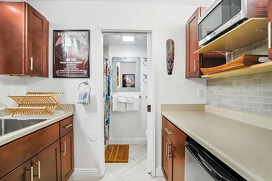 Kona Islander Inn - Prime Downtown Location with Hot Tub, Pool & Beach