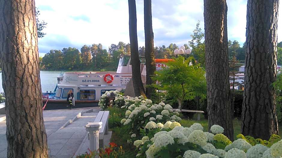 Oficerski Yacht Club