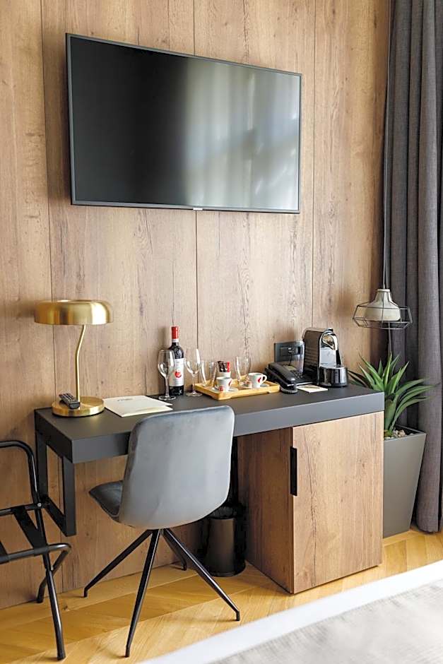 SCHUSTER Boarding House